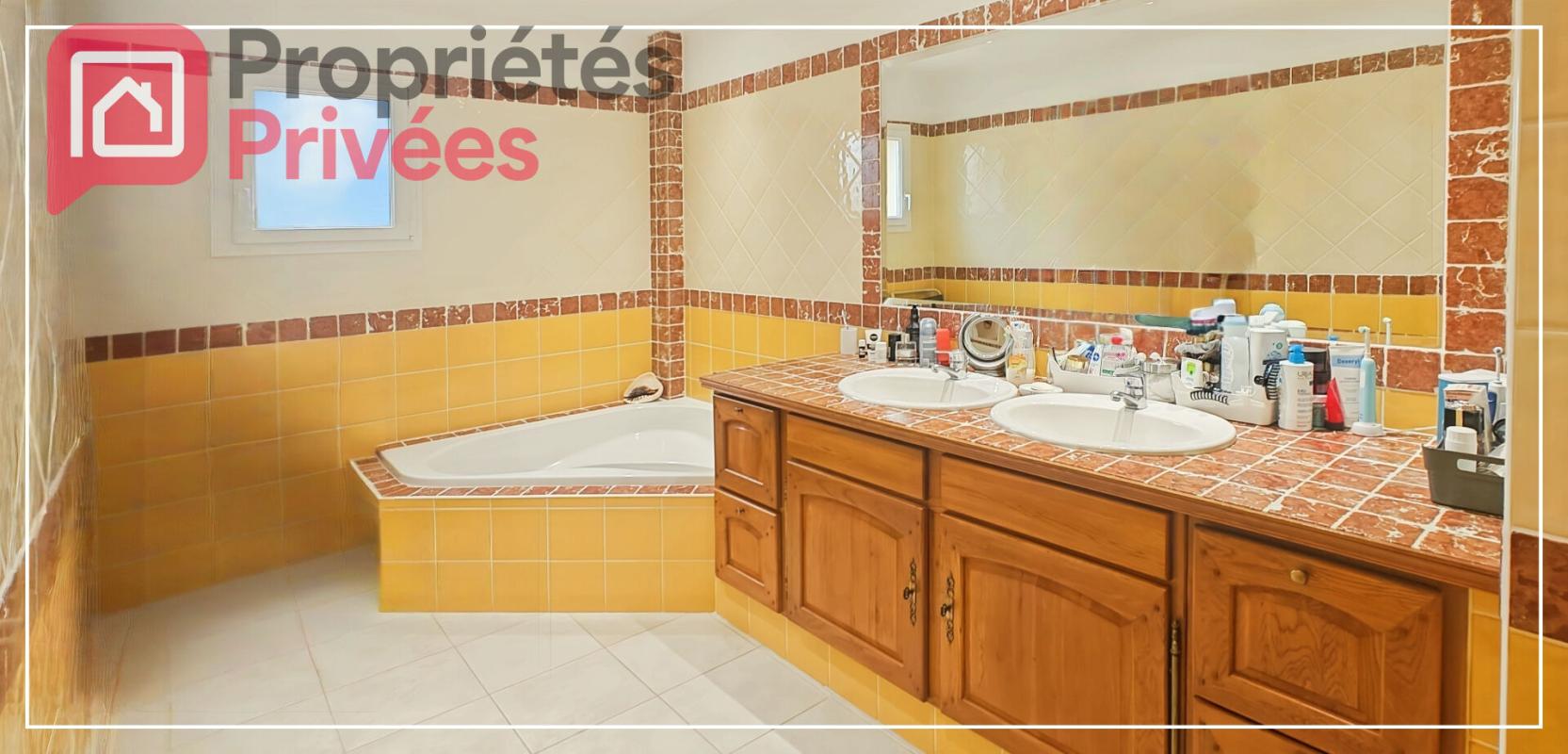 ARLES MANDAT EXCLUSIF - Immeuble composé de deux T4, deux T3, Piscine, Pool House et deux locaux commerciaux 16