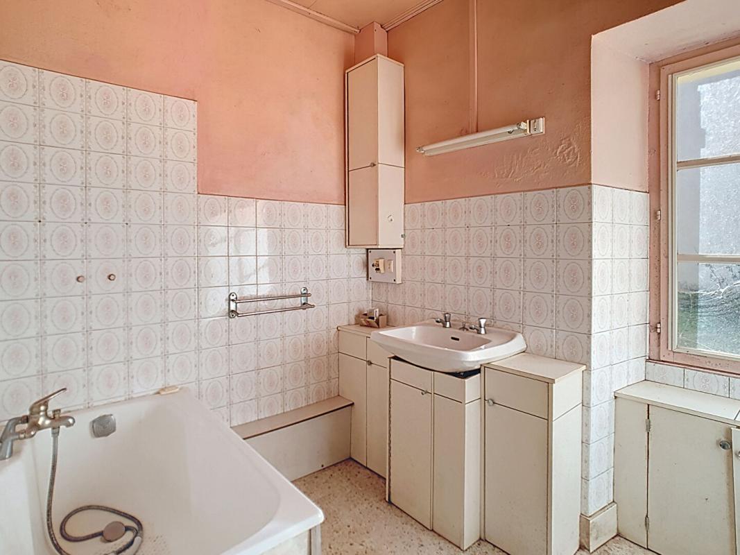 LA ROCHE-EN-BRENIL Maison La Roche En Brenil 3 pièce(s) 7