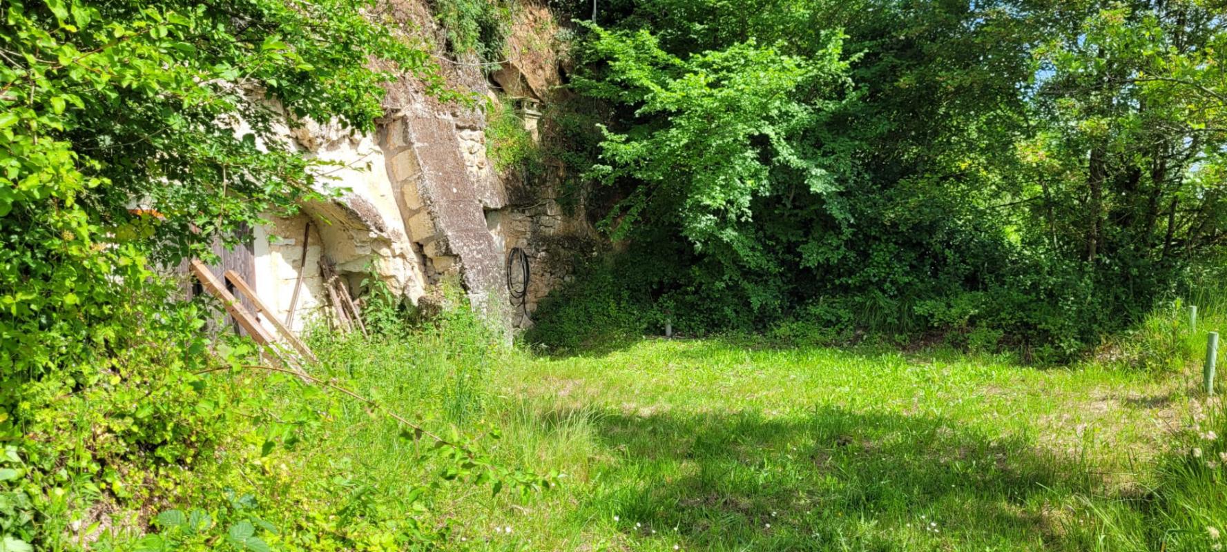 LES ROCHES-L'EVEQUE MAISON TROGLODYTIQUE AVEC CAVES ET TERRAINS 10