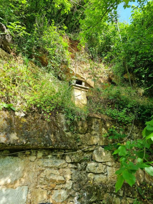 LES ROCHES-L'EVEQUE MAISON TROGLODYTIQUE AVEC CAVES ET TERRAINS 12