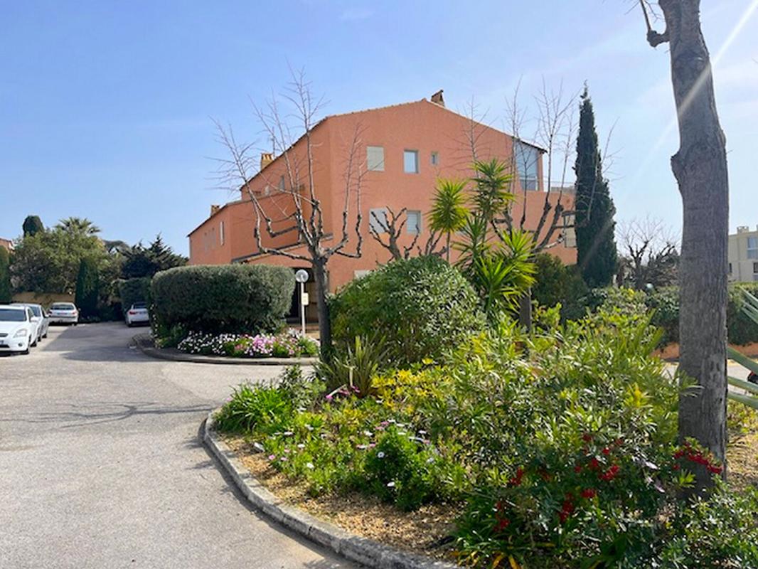 BANDOL Bandol studio avec mezzanine, terrasse vue mer, à pied du centre 17