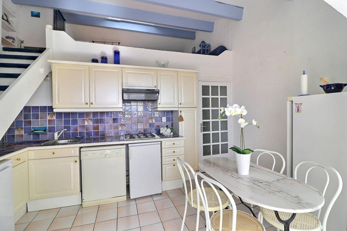 BANDOL Bandol studio avec mezzanine, terrasse vue mer, à pied du centre 8