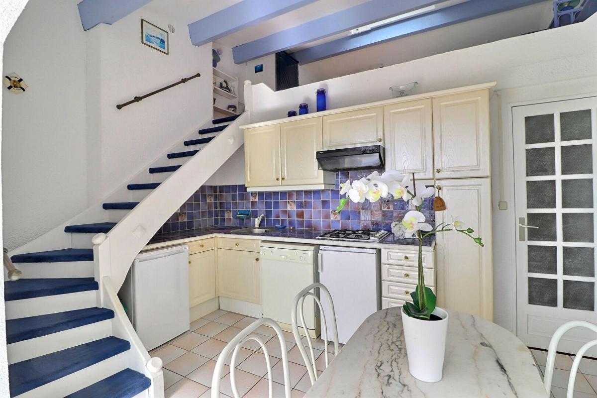 BANDOL Bandol studio avec mezzanine, terrasse vue mer, à pied du centre 9