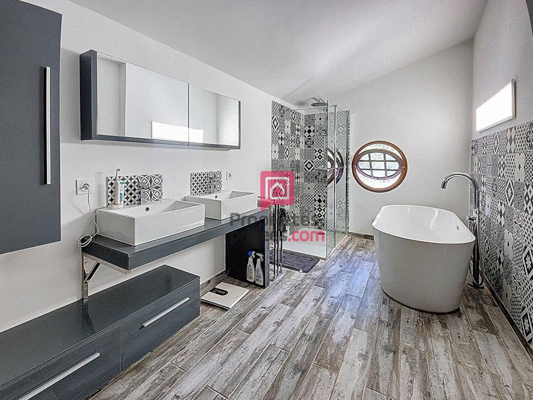 LA MOTTE Villa de caractère- La Motte 9 pièces-226 m2- PISCINE- GARAGE 10