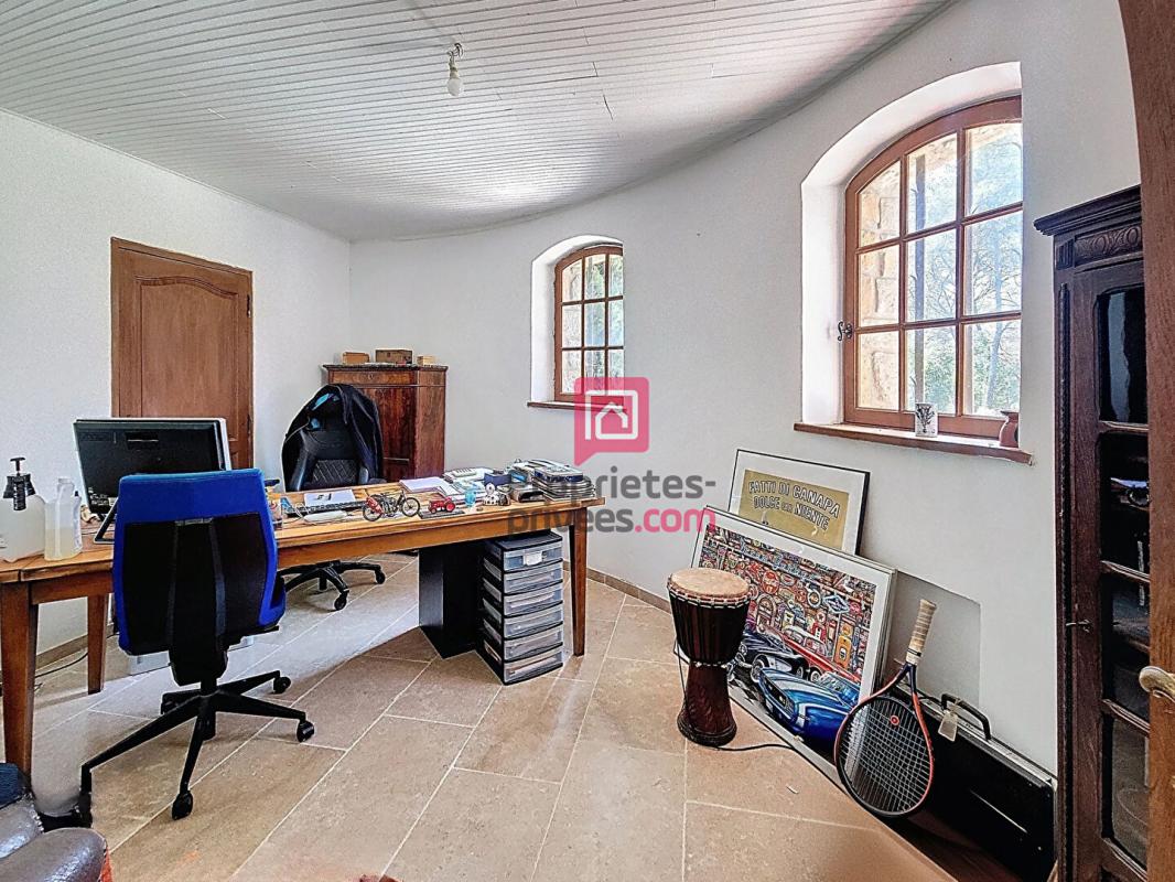 LA MOTTE Villa de caractère- La Motte 9 pièces-226 m2- PISCINE- GARAGE 16