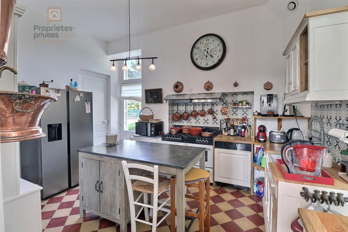 VILLENEUVE-LA-COMTESSE Demeure de prestige Villeneuve La Comtesse 13