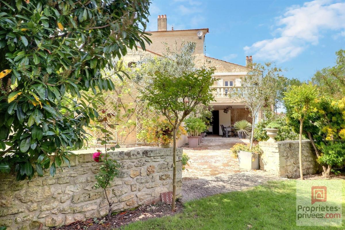 ROCHEFORT Maison de maître de 1874 - Parc arboré, piscine et dépendances 18