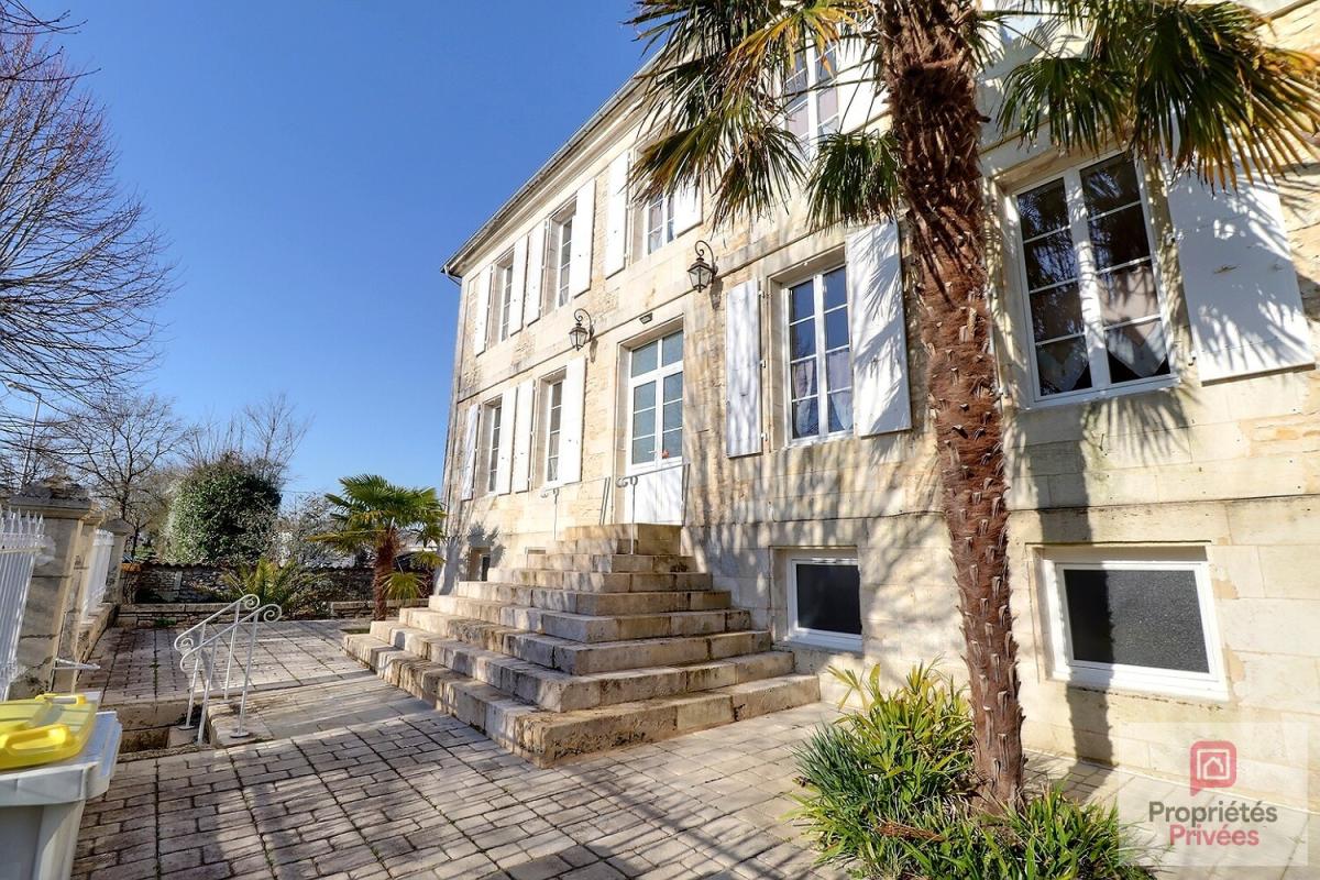 ROCHEFORT Maison de maître de 1874 - Parc arboré, piscine et dépendances 3