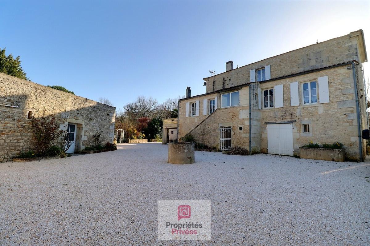 ROCHEFORT Maison de maître de 1874 - Parc arboré, piscine et dépendances 4