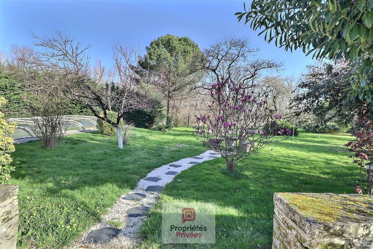 ROCHEFORT Maison de maître de 1874 - Parc arboré, piscine et dépendances 5