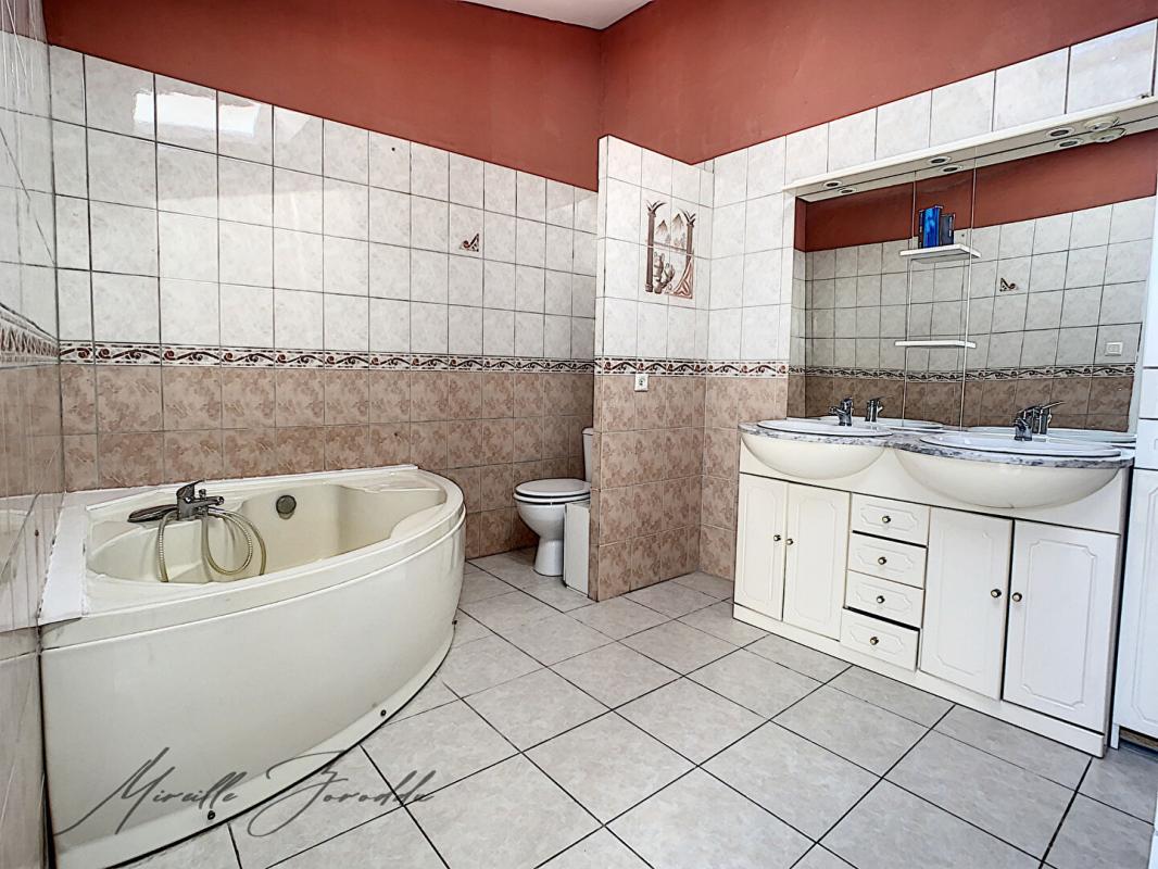 JONQUIERES-SAINT-VINCENT Jonquieres Saint Vincent maison en pierre 114m² avec terrasse et garage 8