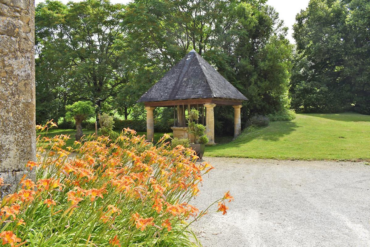 MARCILLAC-SAINT-QUENTIN Demeure de prestige Marcillac Saint Quentin 16 pièce(s) 512 m2 11