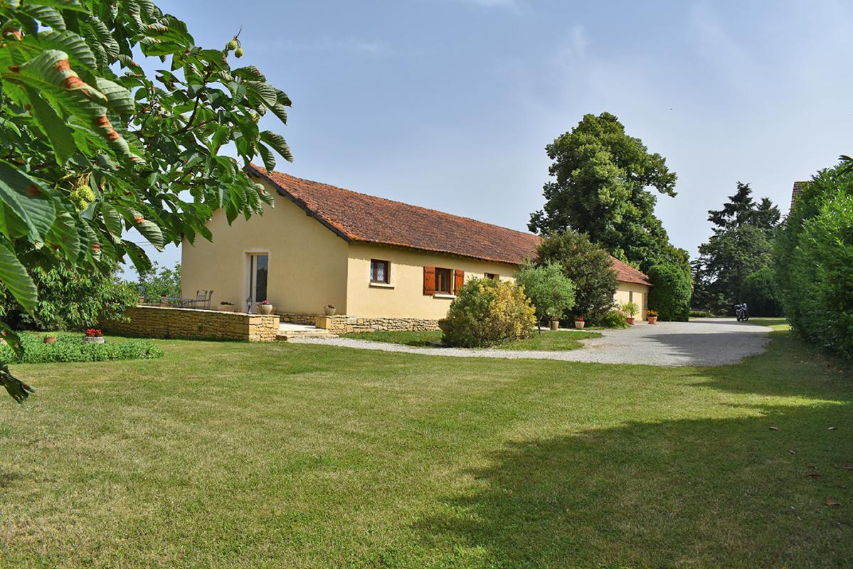 MARCILLAC-SAINT-QUENTIN Demeure de prestige Marcillac Saint Quentin 16 pièce(s) 512 m2 13