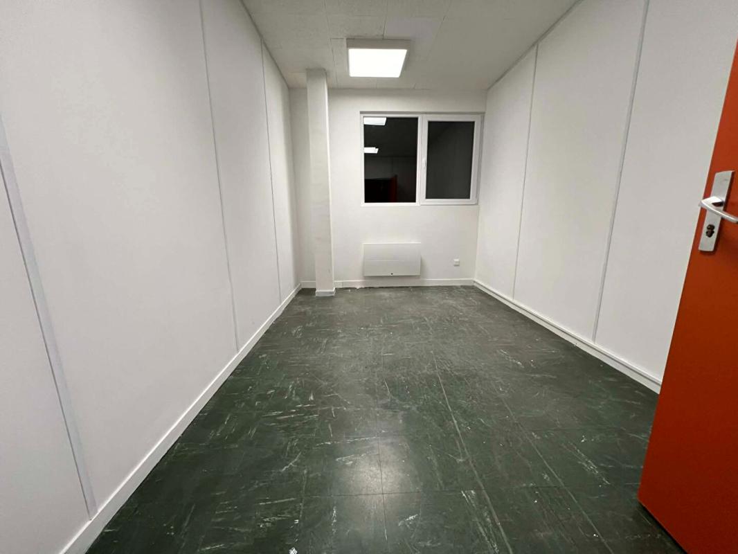 VERNEUIL-EN-HALATTE Parc Alata Bureau à louer entre 12 et 30m2 5