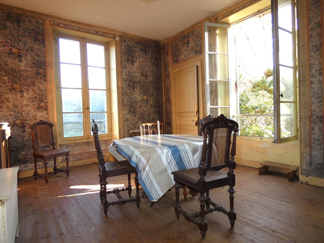 NAILHAC Maison Nailhac 160 m2 / 4 chambres / grange / hangar / terrain 1 hectare 10