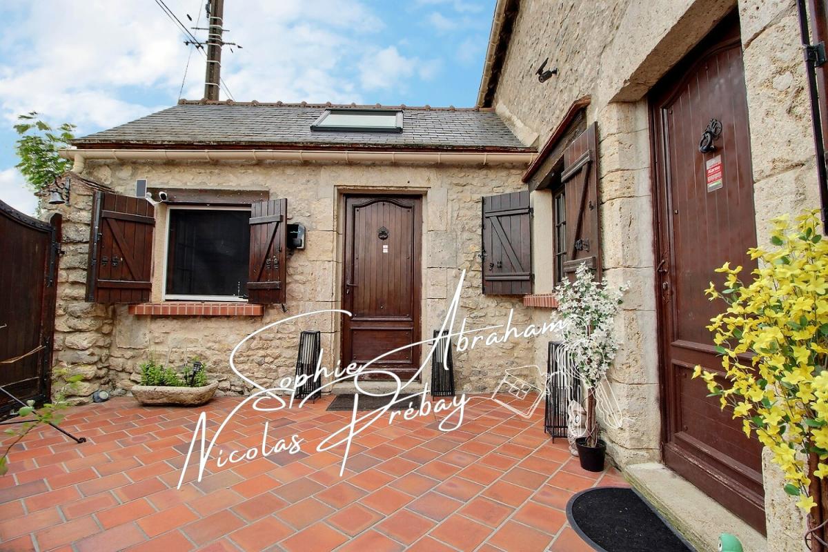 TOURY Authentique maison en pierre rénovée, charme, volumes et prestations de qualité 14