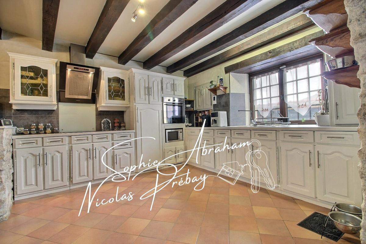 TOURY Authentique maison en pierre rénovée, charme, volumes et prestations de qualité 3