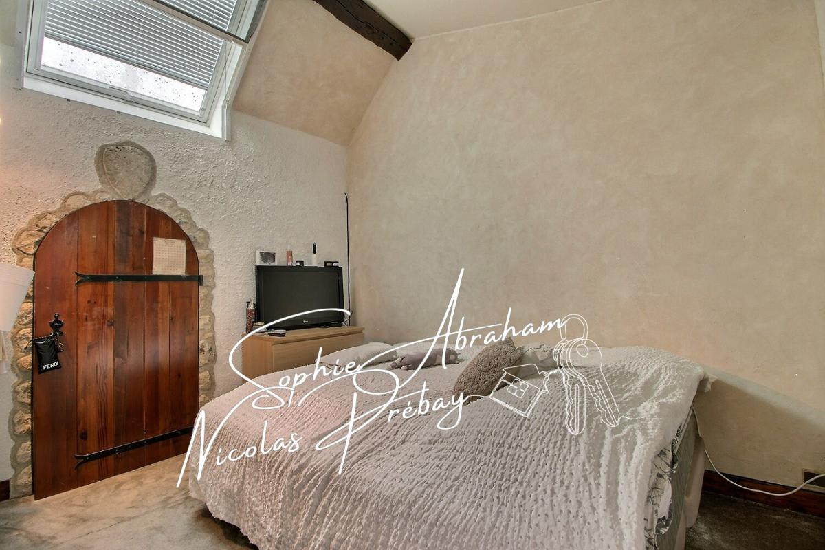 TOURY Authentique maison en pierre rénovée, charme, volumes et prestations de qualité 8