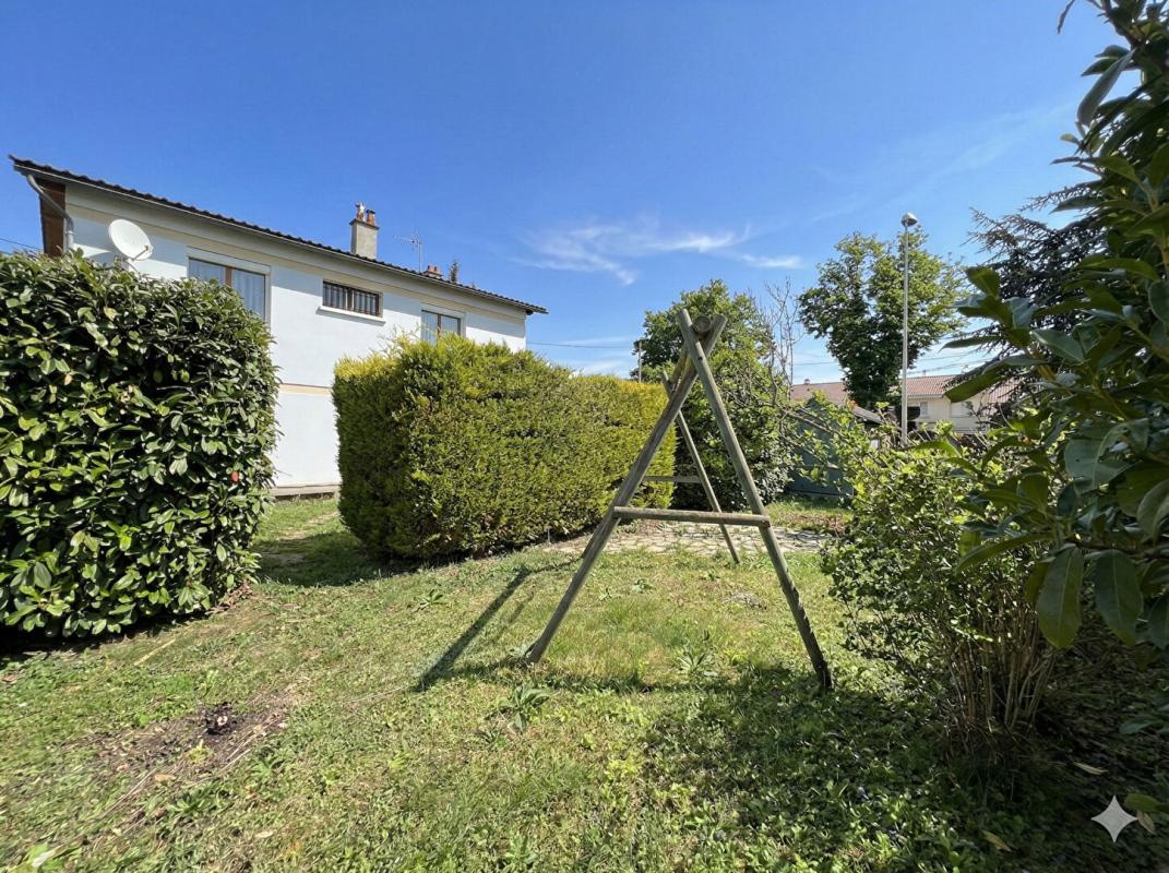 AIGUEPERSE Maison avec jardin, garage et terrain constructible 13