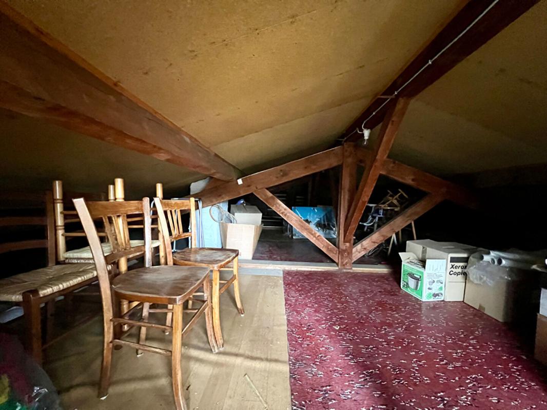 AIGUEPERSE Maison avec jardin, garage et terrain constructible 16