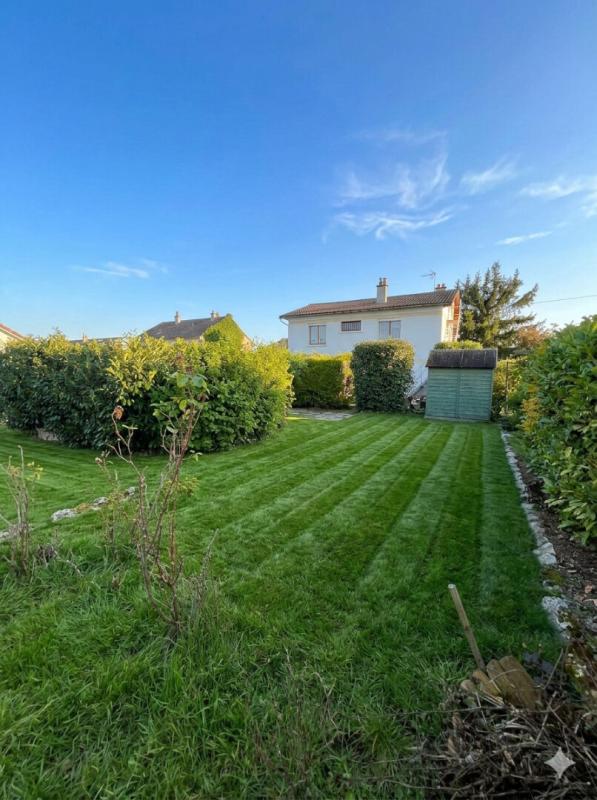 AIGUEPERSE Maison avec jardin, garage et terrain constructible 2