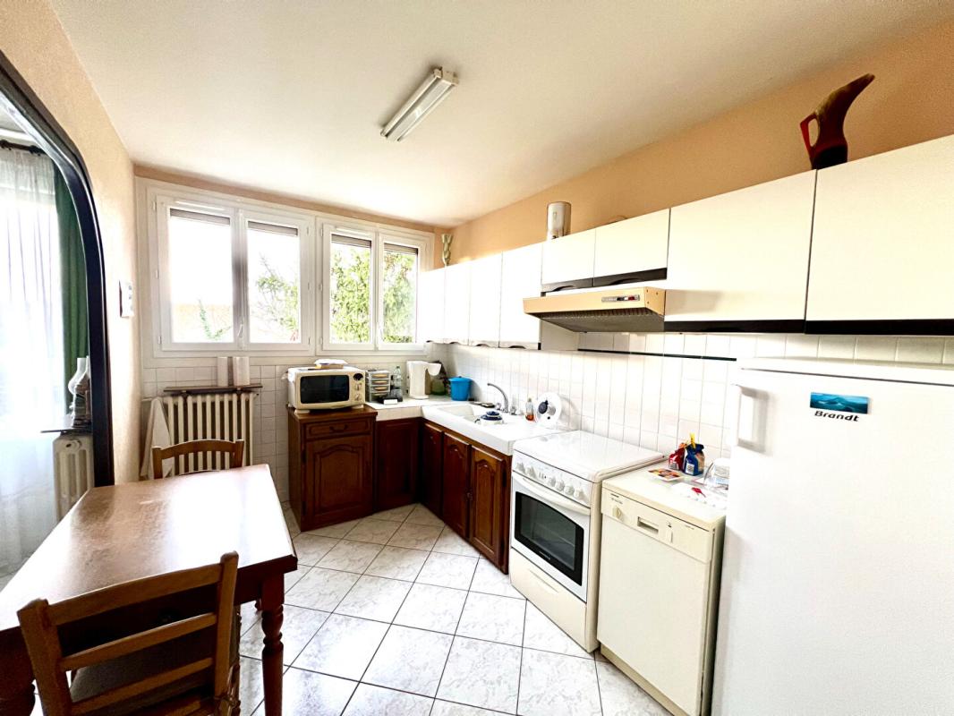 AIGUEPERSE Maison avec jardin, garage et terrain constructible 4