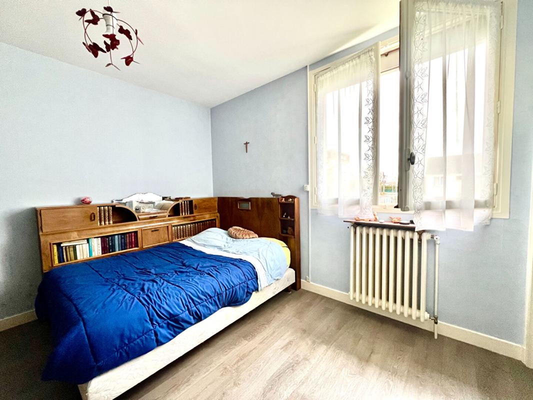 AIGUEPERSE Maison avec jardin, garage et terrain constructible 7