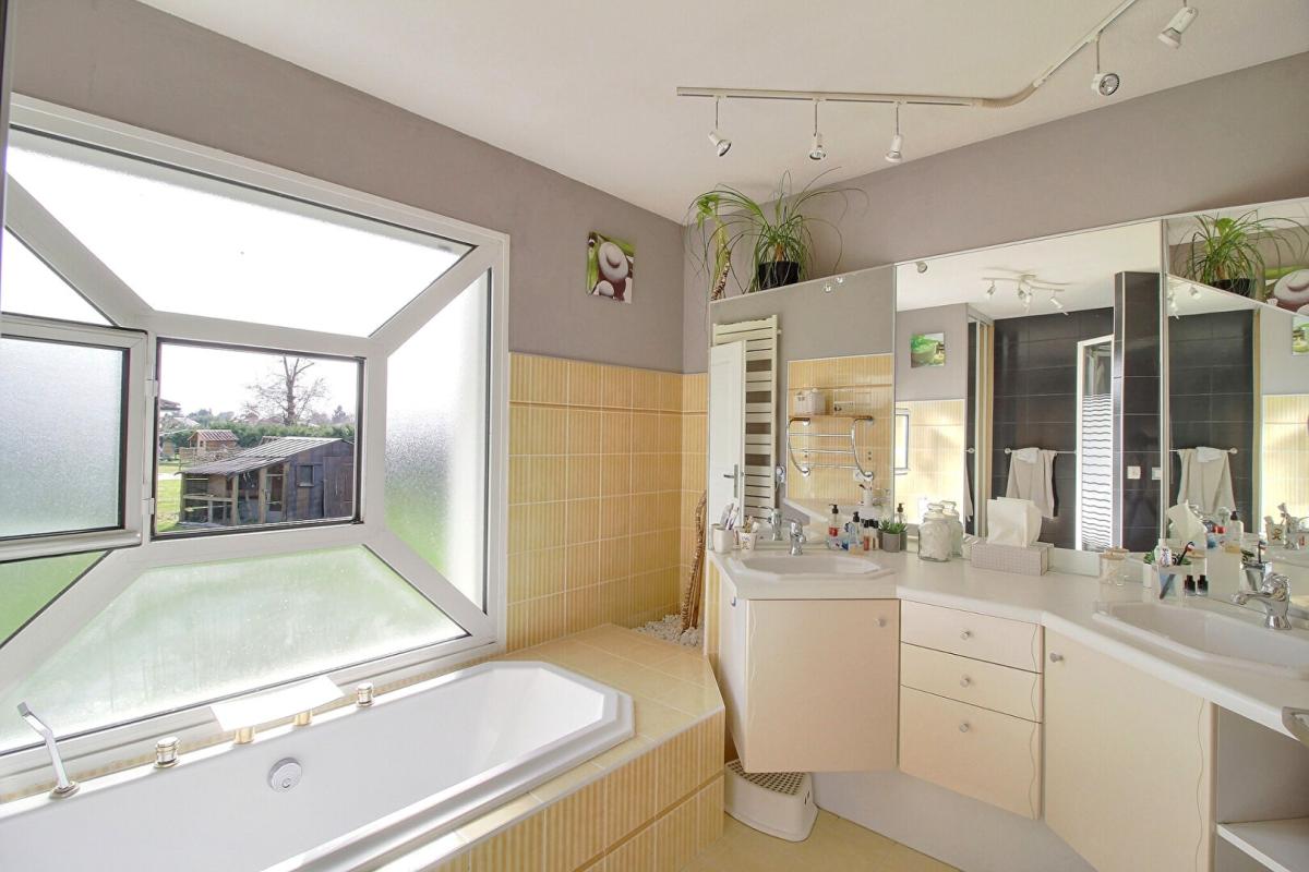 SAINT-ANDRE-DE-CUBZAC Maison familiale 165 M² ,5 chambres , terrain 2000 M², double garage 10