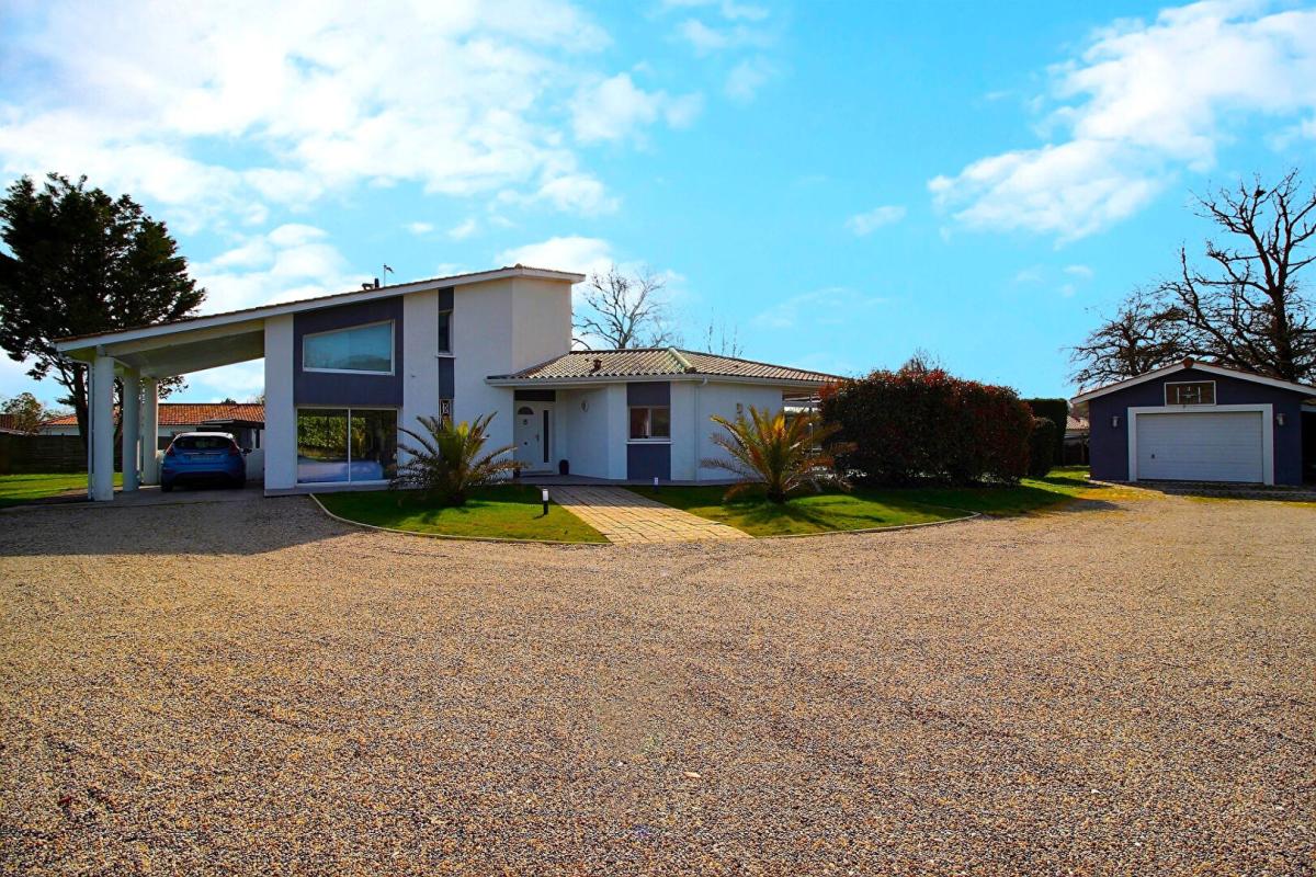 SAINT-ANDRE-DE-CUBZAC Maison familiale 165 M² ,5 chambres , terrain 2000 M², double garage 11