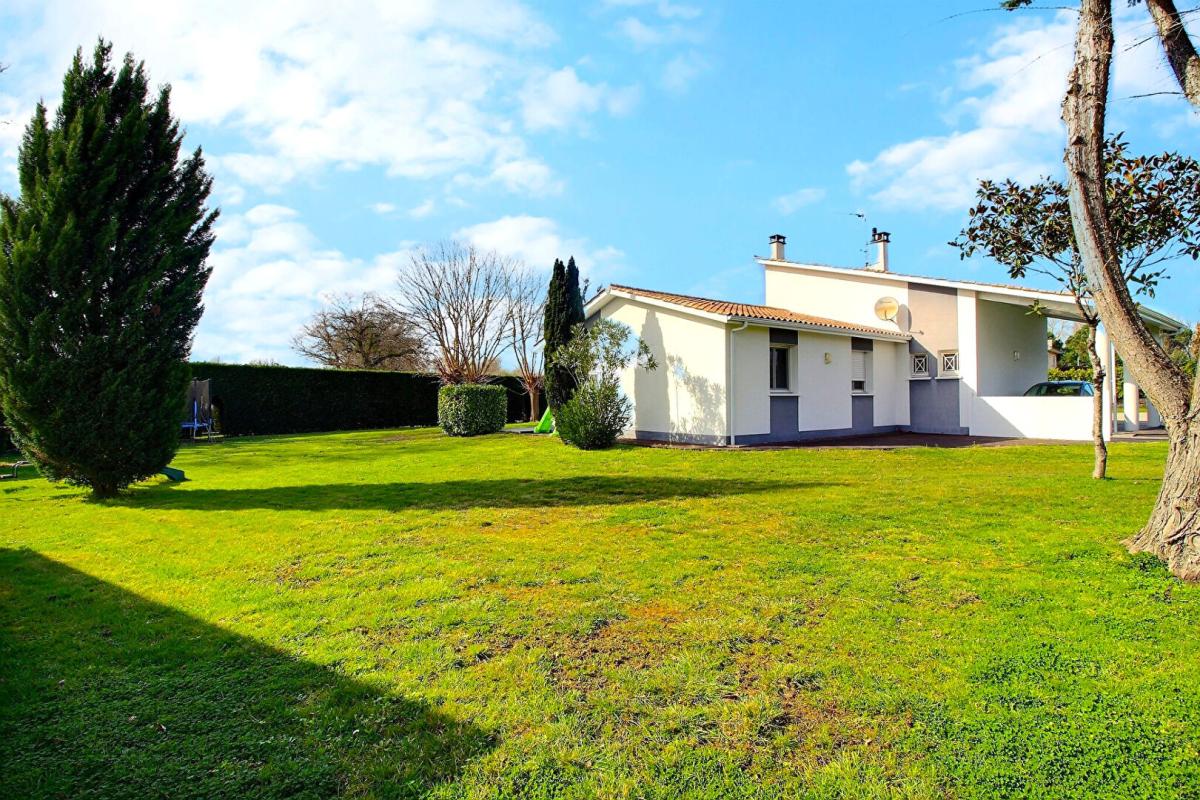 SAINT-ANDRE-DE-CUBZAC Maison familiale 165 M² ,5 chambres , terrain 2000 M², double garage 12