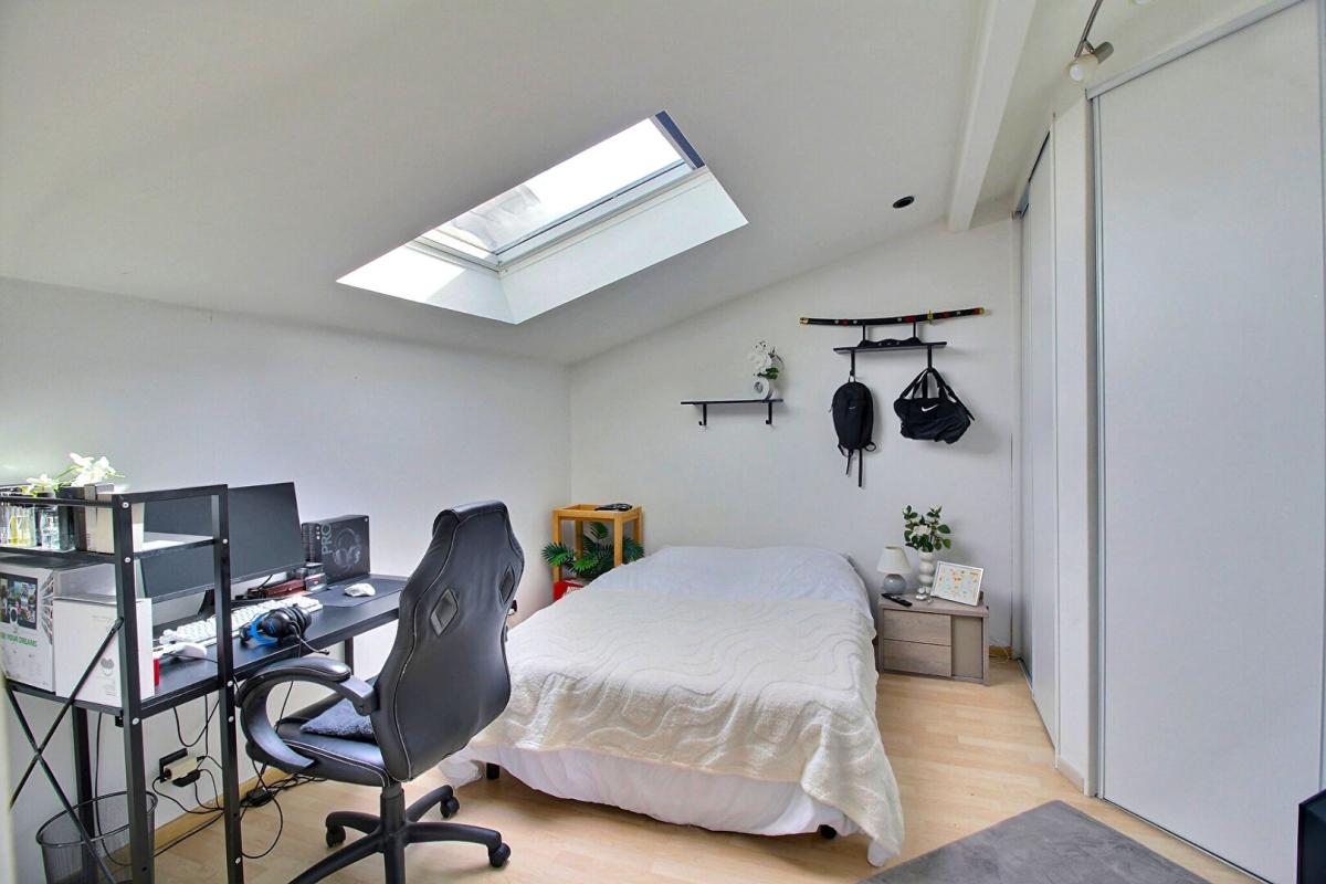 SAINT-ANDRE-DE-CUBZAC Maison familiale 165 M² ,5 chambres , terrain 2000 M², double garage 8