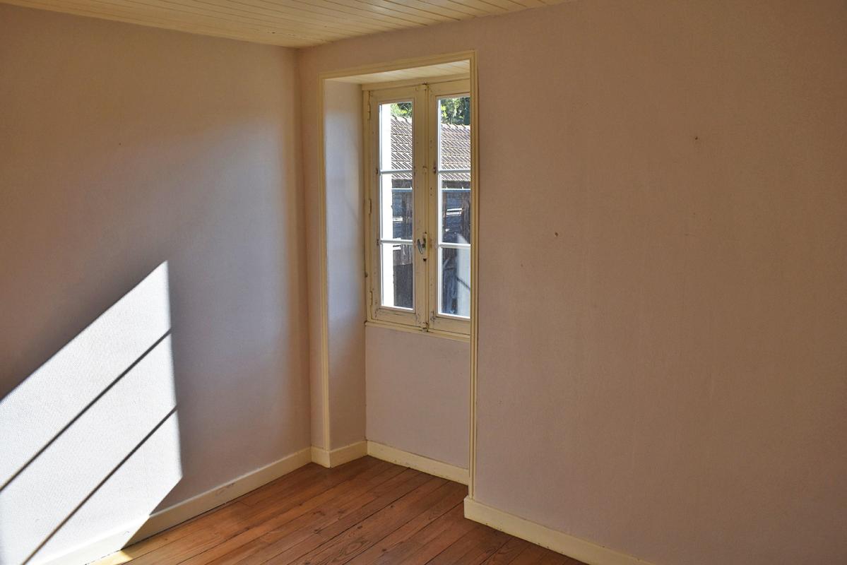 SAINT-AMAND-DE-COLY Corps de ferme Coly Saint Amand 6 pièce(s) 111 m2 17