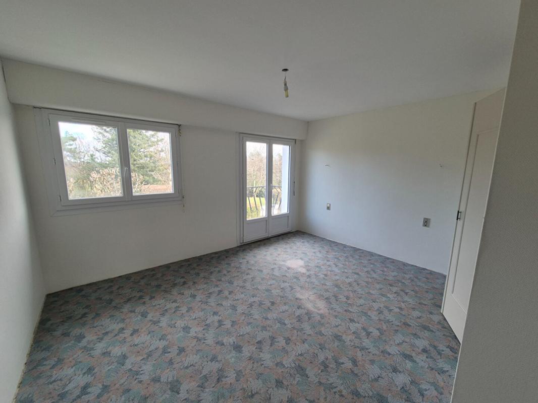 MONTAIGNAC-SAINT-HIPPOLYTE Maison Montaignac Sur Doustre 7 pièce(s) 204 m2 11