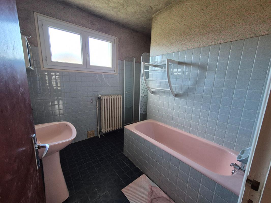 MONTAIGNAC-SAINT-HIPPOLYTE Maison Montaignac Sur Doustre 7 pièce(s) 204 m2 6