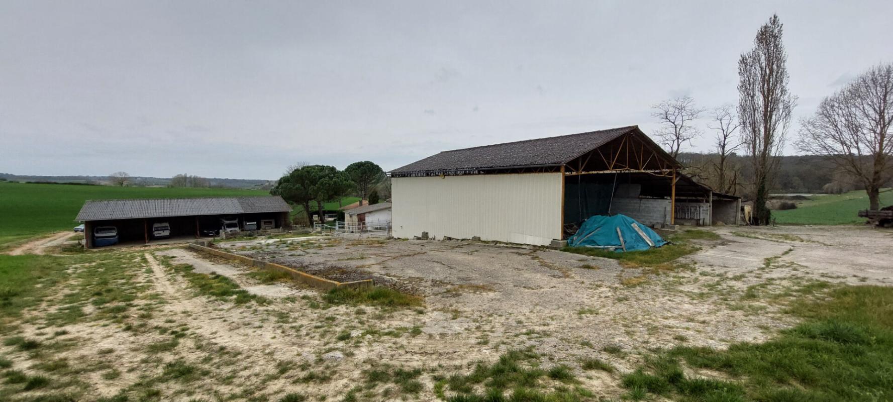 SAINT-VIVIEN-DE-MONSEGUR Corps de ferme en pierre 300m²  à  réhabiliter + hangars sur terrain de 6500 m² 10