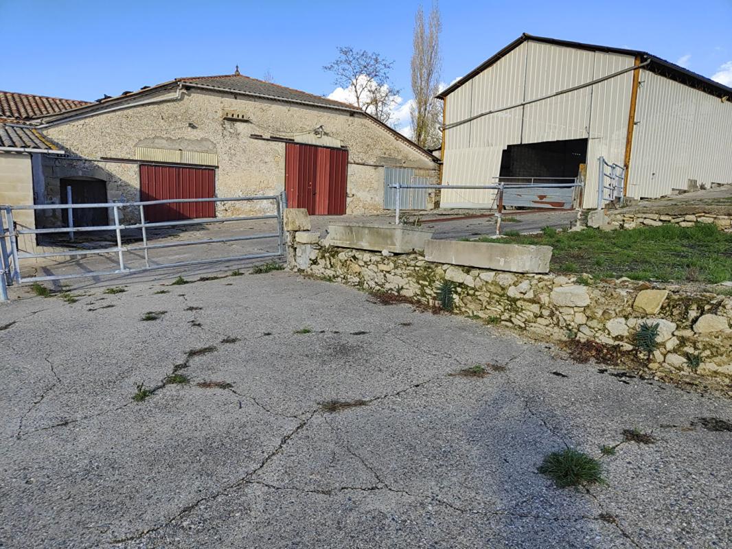 SAINT-VIVIEN-DE-MONSEGUR Corps de ferme en pierre 300m²  à  réhabiliter + hangars sur terrain de 6500 m² 6