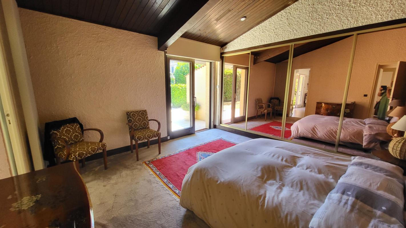 MUSSIDAN Mussidan centre ville Maison d'architecte 10 pièces, 290 m² habitables piscine parc de  3110m² 18