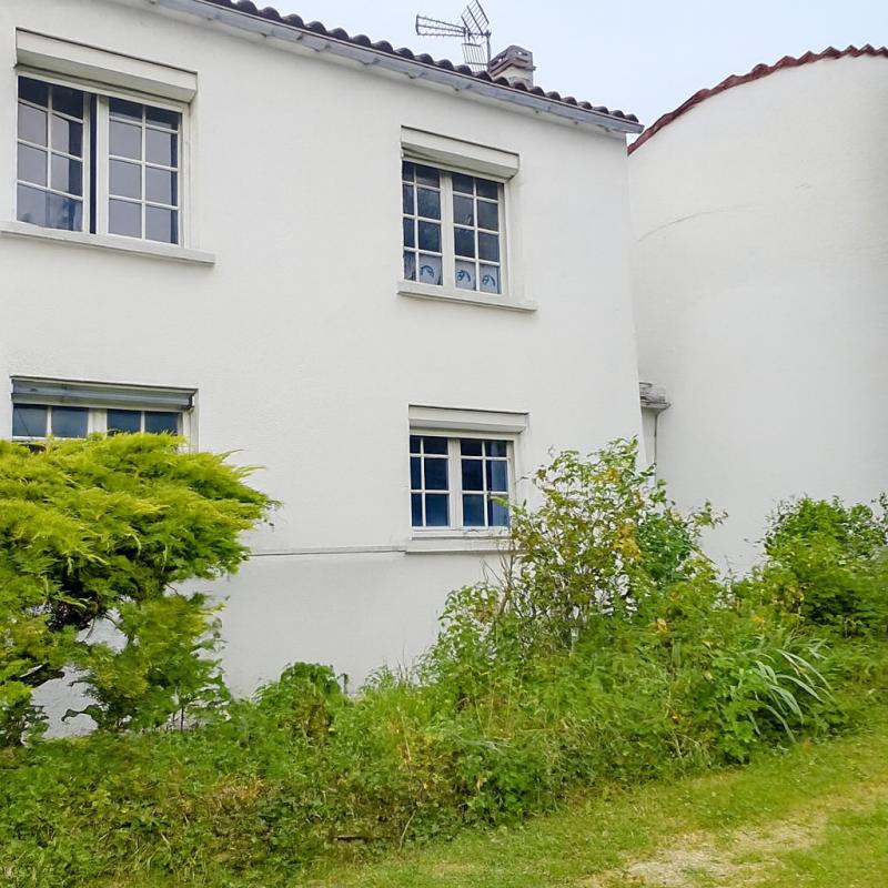 MEDIS Spacieuse maison de 150m² sur un vaste terrain de 1216 m², idéale pour des projets d'extension  578 000 FAI 11