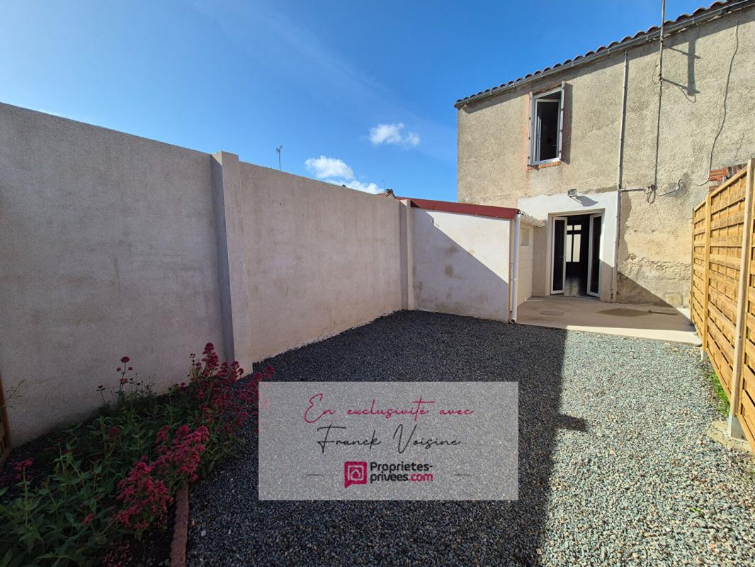 LES HERBIERS A VENDRE en Exclusivité aux Herbiers, Maison de ville de 65 m2 avec 2 chambres et cour fermée 7