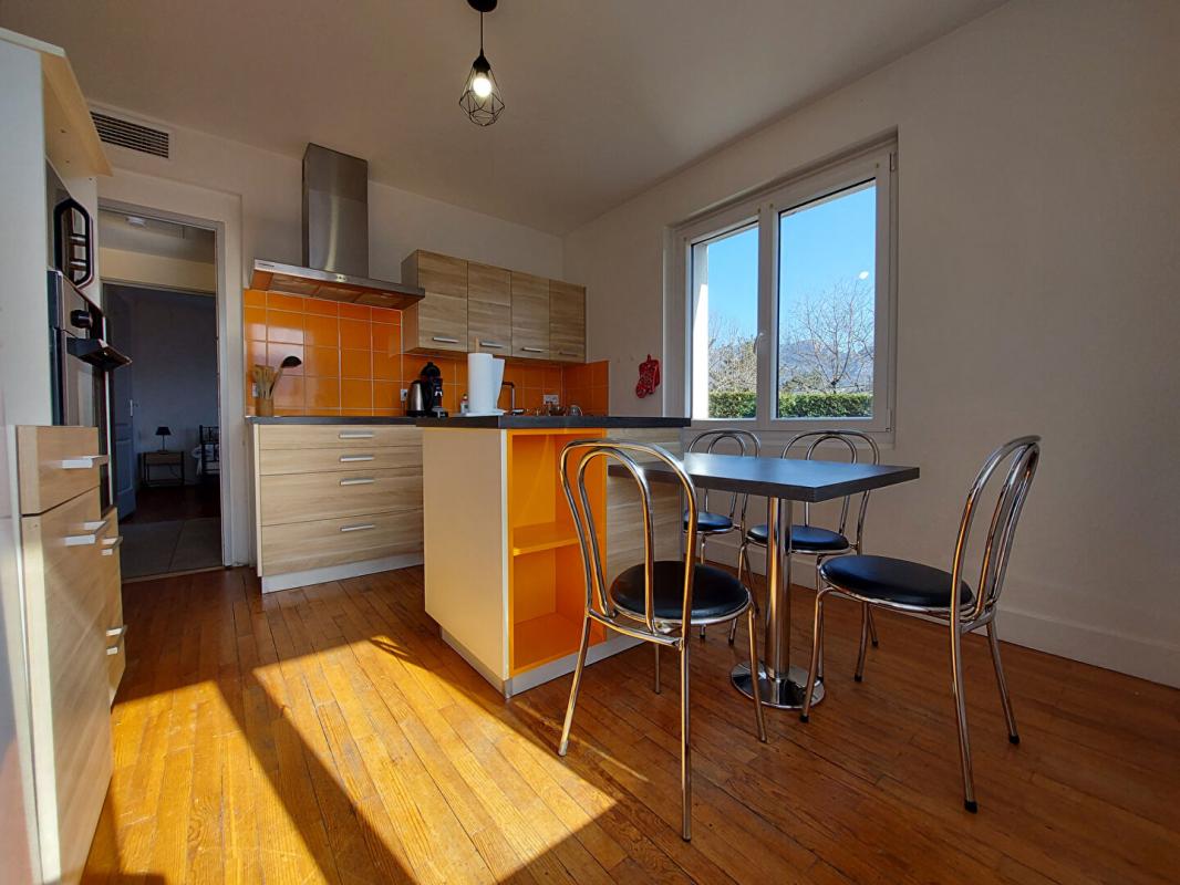 SEVRIER Sévrier : spacieux appartement 3 pièces (74 m²) ? Balcon ? cave - une place de Parking privé 10