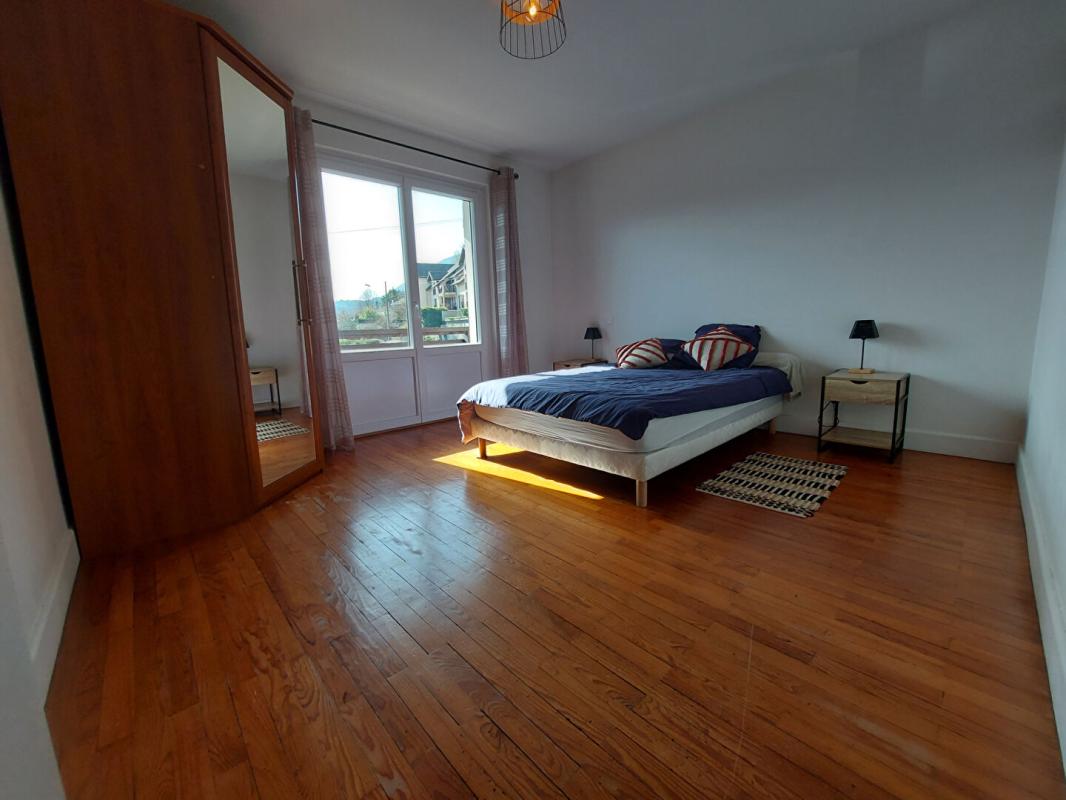 SEVRIER Sévrier : spacieux appartement 3 pièces (74 m²) ? Balcon ? cave - une place de Parking privé 12