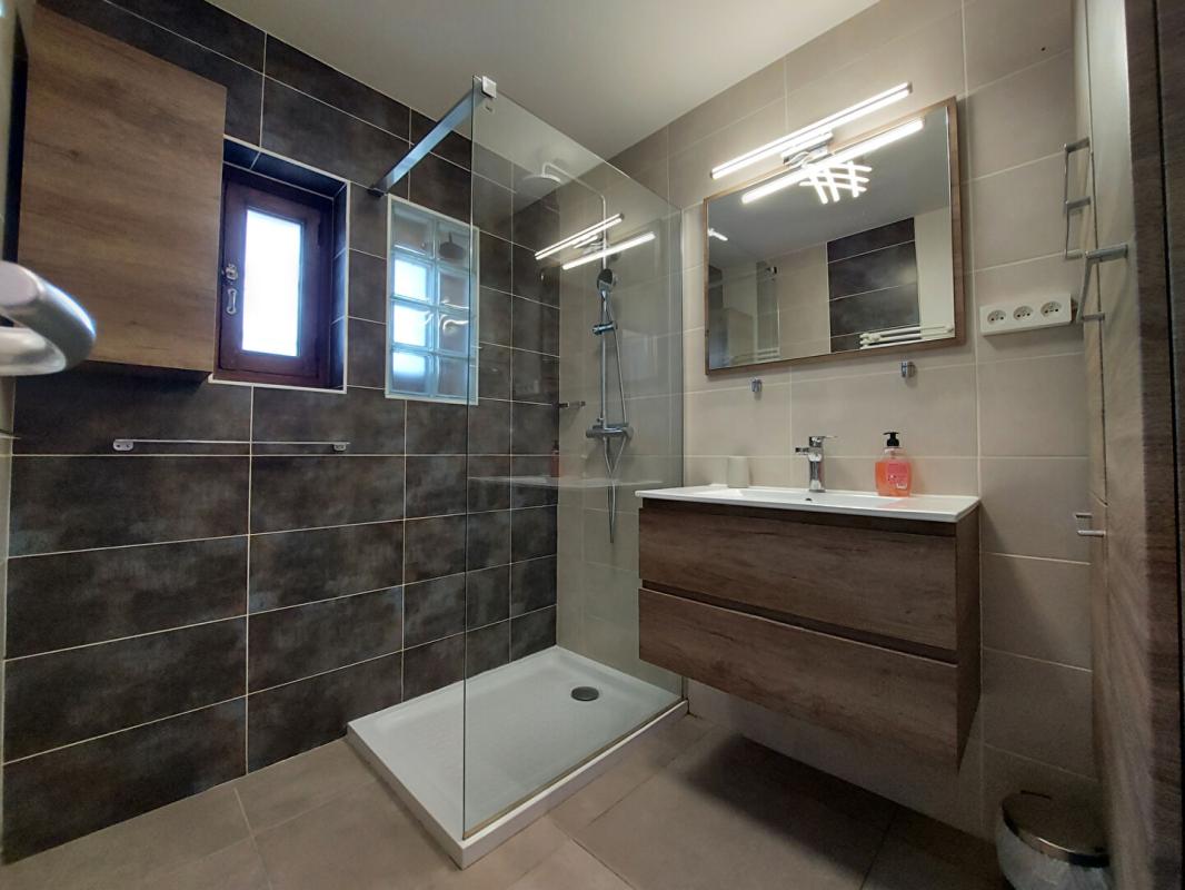 SEVRIER Sévrier : spacieux appartement 3 pièces (74 m²) ? Balcon ? cave - une place de Parking privé 3