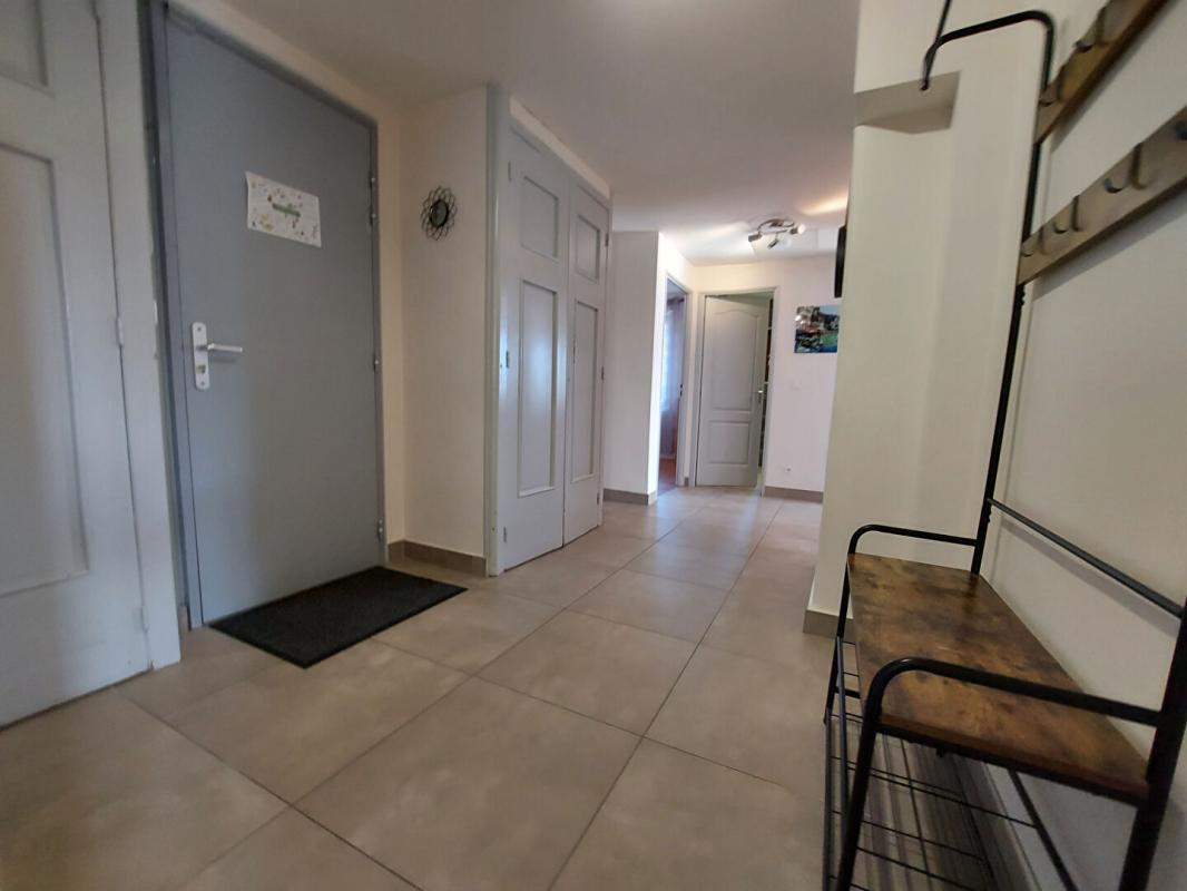 SEVRIER Sévrier : spacieux appartement 3 pièces (74 m²) ? Balcon ? cave - une place de Parking privé 6
