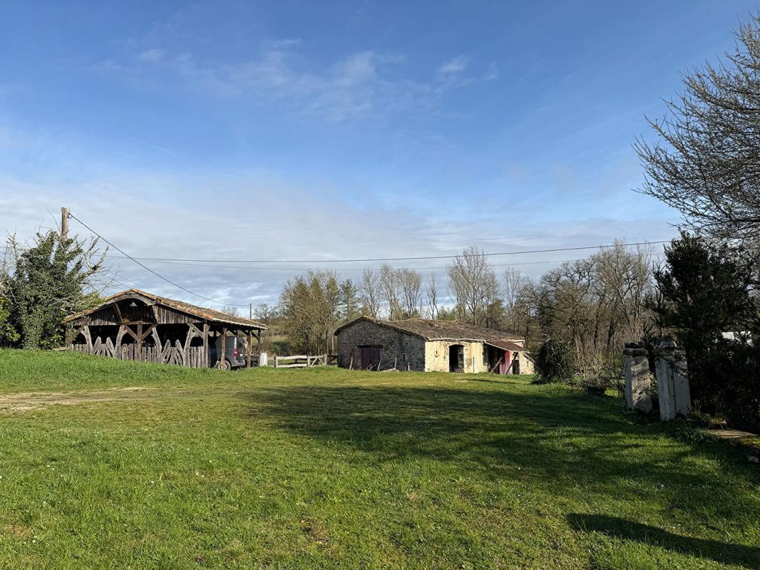 DEVILLAC Ensemble authentique avec caractère, espace et potentiel ? au calme 17