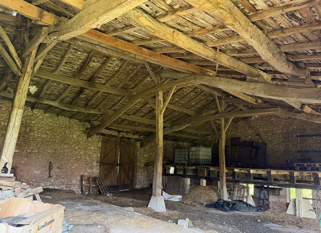 DEVILLAC Ensemble authentique avec caractère, espace et potentiel ? au calme 18