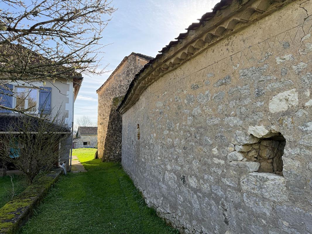 DEVILLAC Ensemble authentique avec caractère, espace et potentiel ? au calme 6