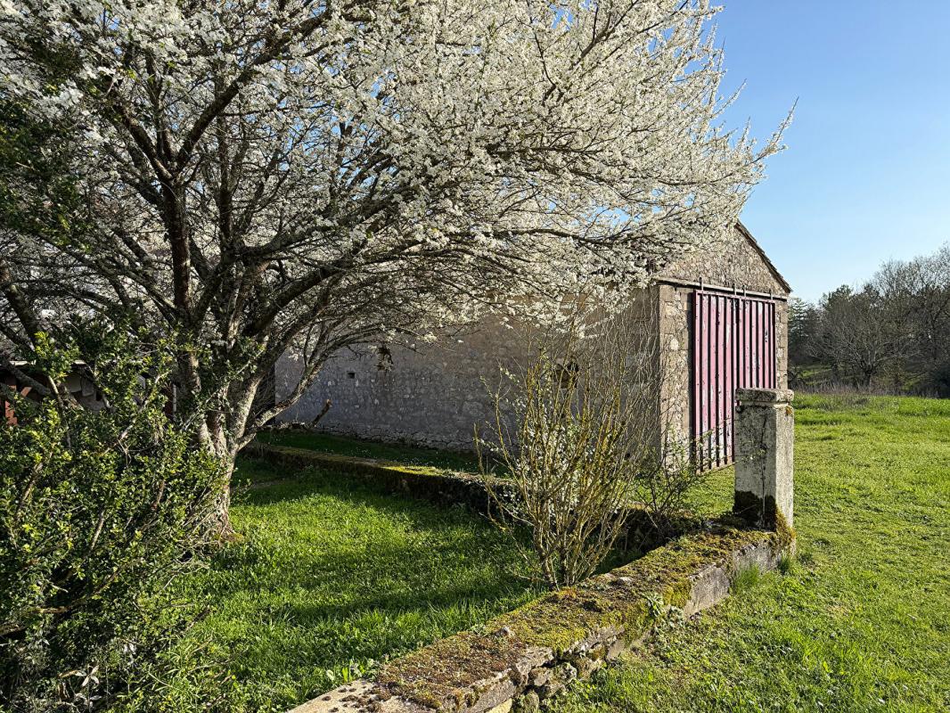 DEVILLAC Ensemble authentique avec caractère, espace et potentiel ? au calme 7