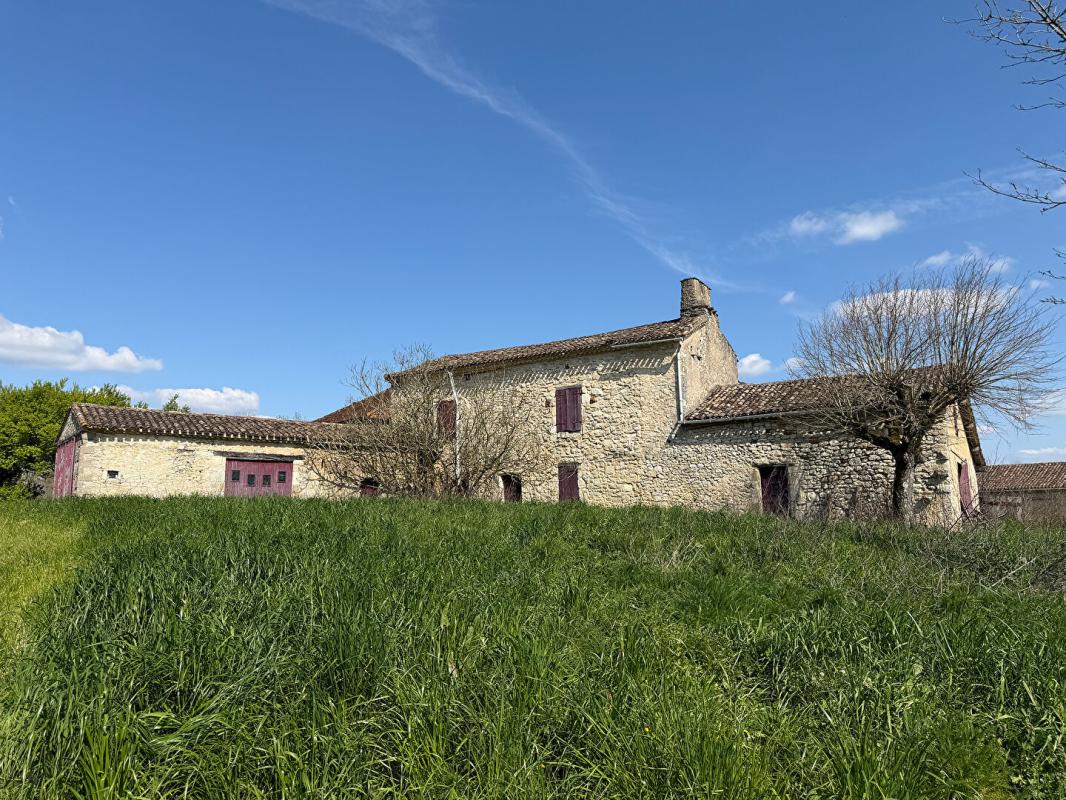 DEVILLAC Ensemble authentique avec caractère, espace et potentiel ? au calme 8