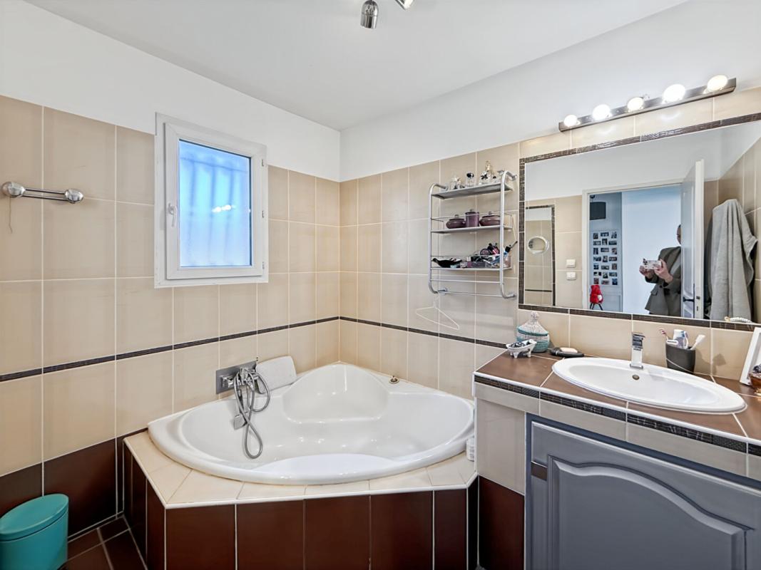 GRAVESON À VENDRE MAISON À GRAVESON - CENTRE VILLE AVEC PISCINE 13