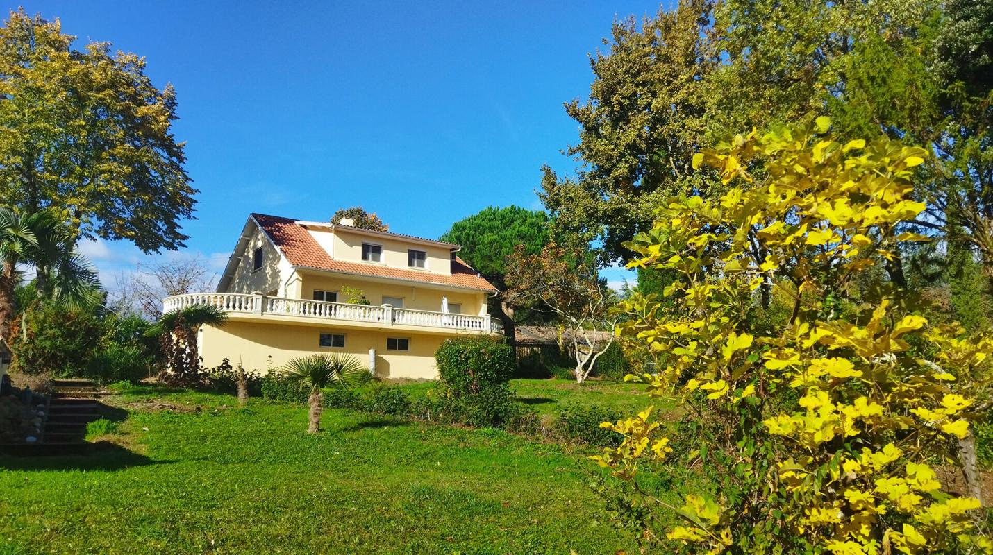 SEYCHES Spacieuse maison avec atelier, piscine et superbe potentiel sur un beau terrain 1